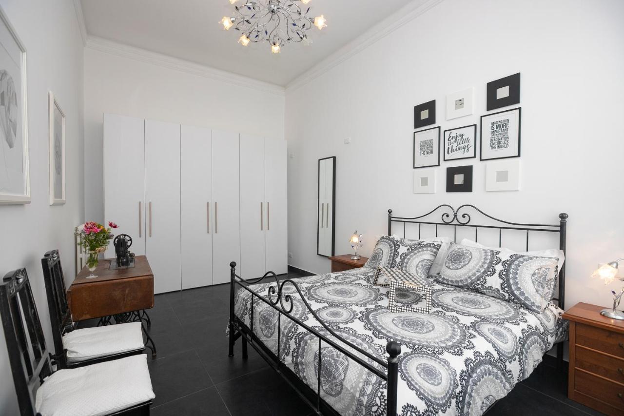 Real Italian Estate - Luxury Black&white *