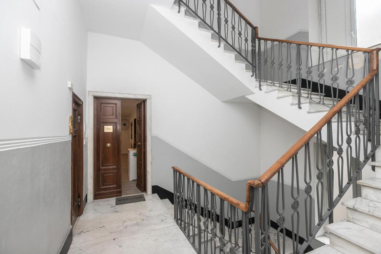 Real Italian Estate - Luxury Black&white * Genua
