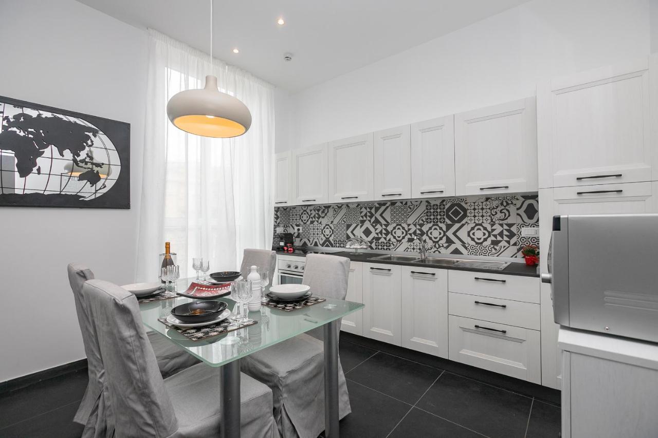 Apartment Real Italian Estate - Luxury Black&white Genoa
